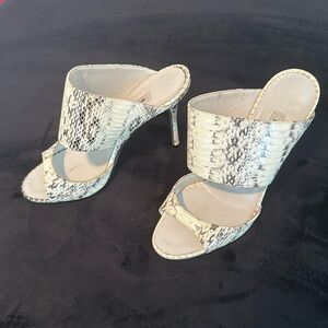 White Python skin Manolo Blahnik size 35 1/2